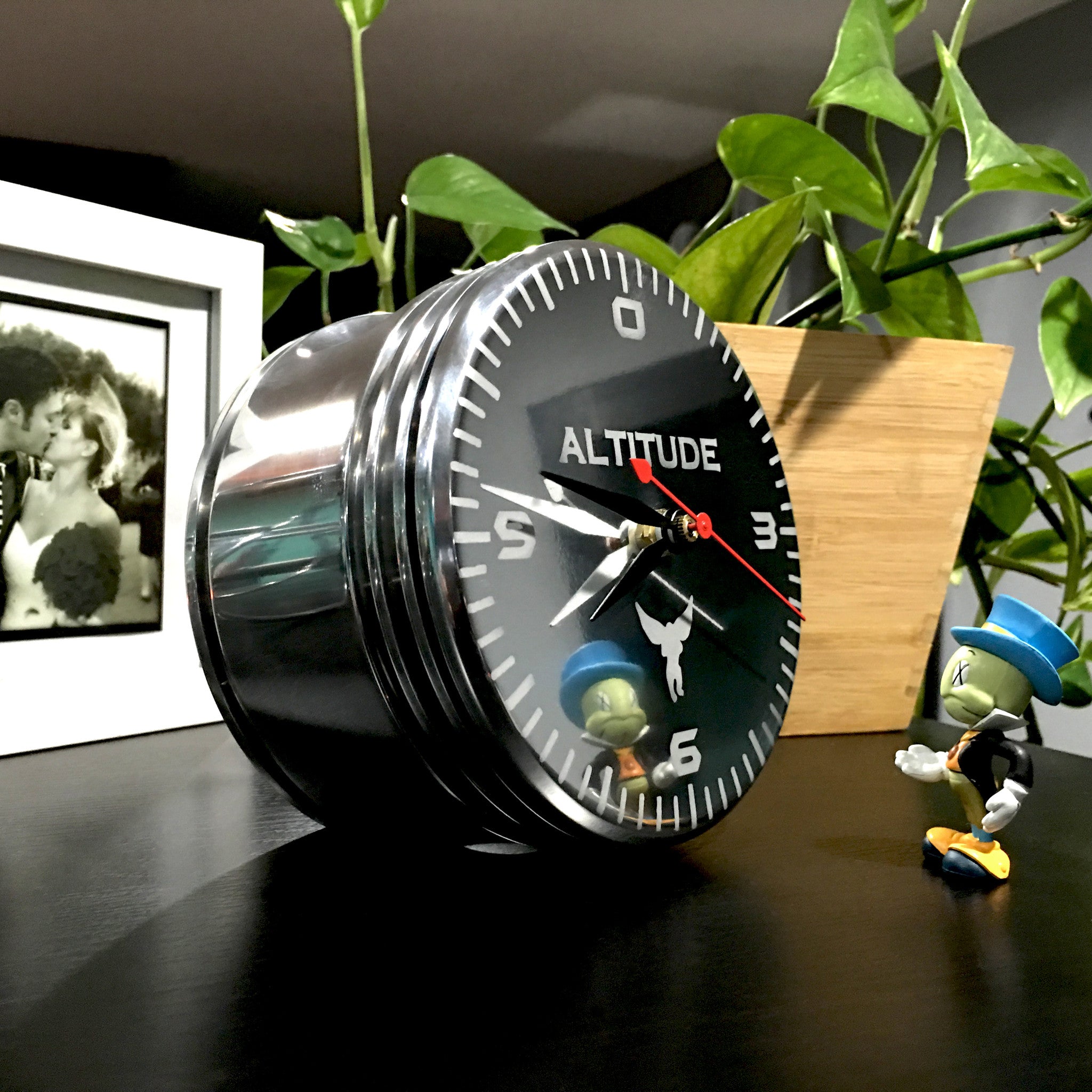 Aviation 2025 desk clock