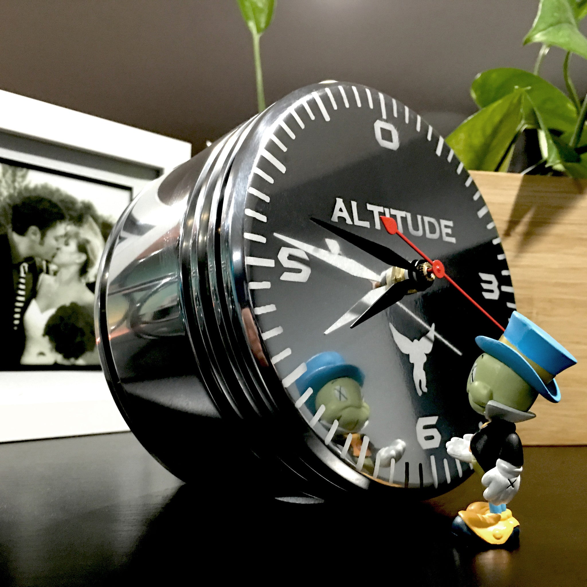 Piston pilot watch clearance